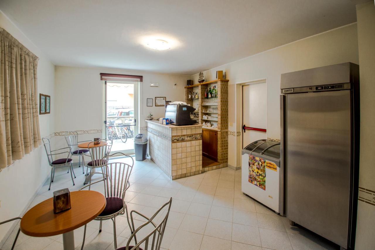 Albergo Il Veliero Pineto Luaran gambar